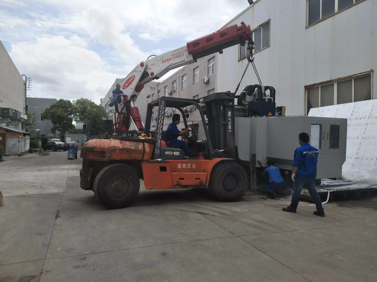 崴泓模塑科技卸大型加工中心卸機(jī)到位